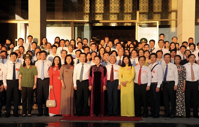 Chủ tịch  Quốc hội Nguyễn Thị Kim Ng&acirc;n chụp ảnh lưu niệm với c&aacute;c nh&agrave; b&aacute;o.