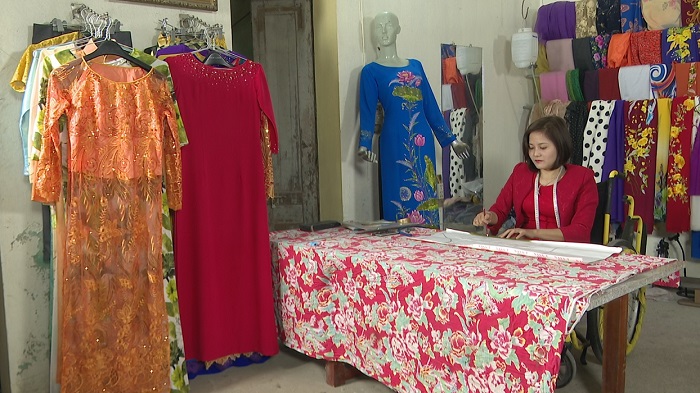 Những bộ đồ do Thắm tự thiết kế và may.