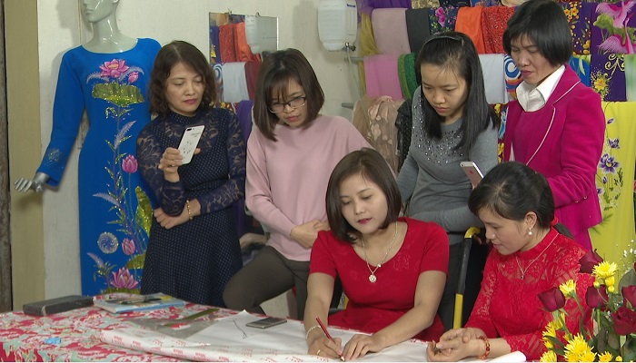 Thắm đang hướng dẫn cho các học viên tại cơ sở của mình.