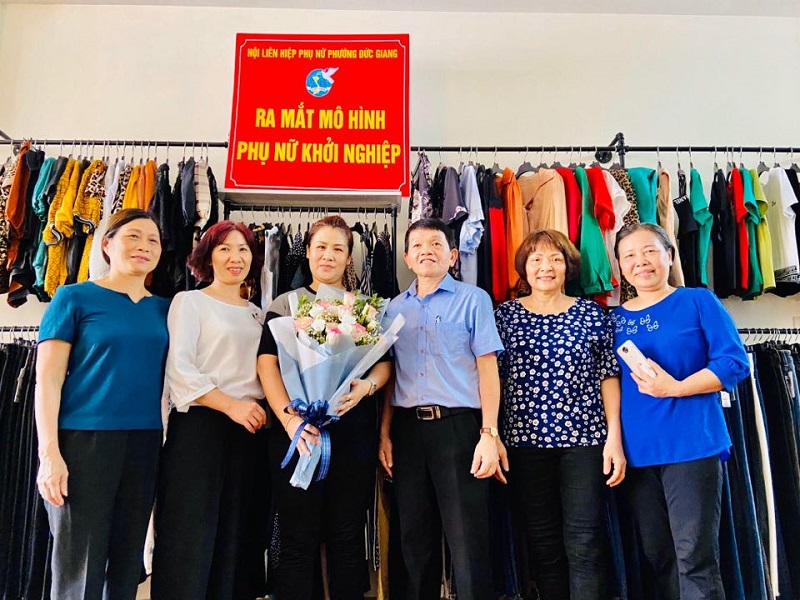 Các đại biểu chúc mừng mô hình phụ nữ khởi sự kinh doanh tại chi hội số 10