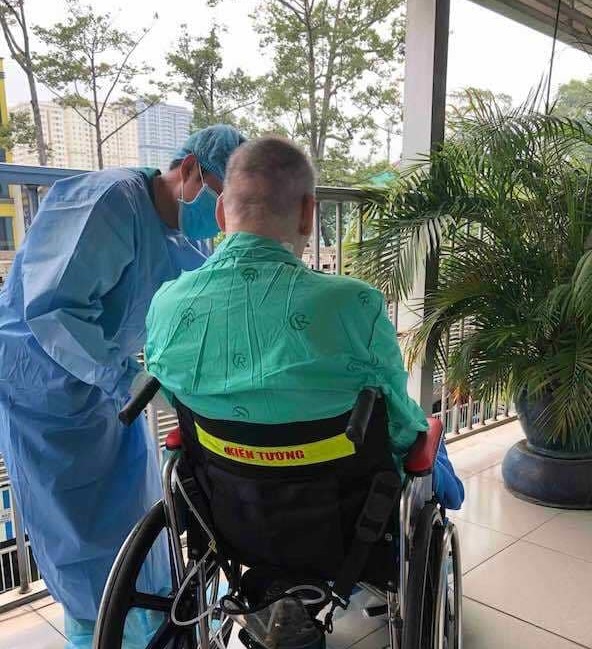 BN91 đã có thể ra ngồi xe lăn ra ngoài ban công dưới sự theo dõi của các y, bác sĩ BV Chợ Rẫy.
