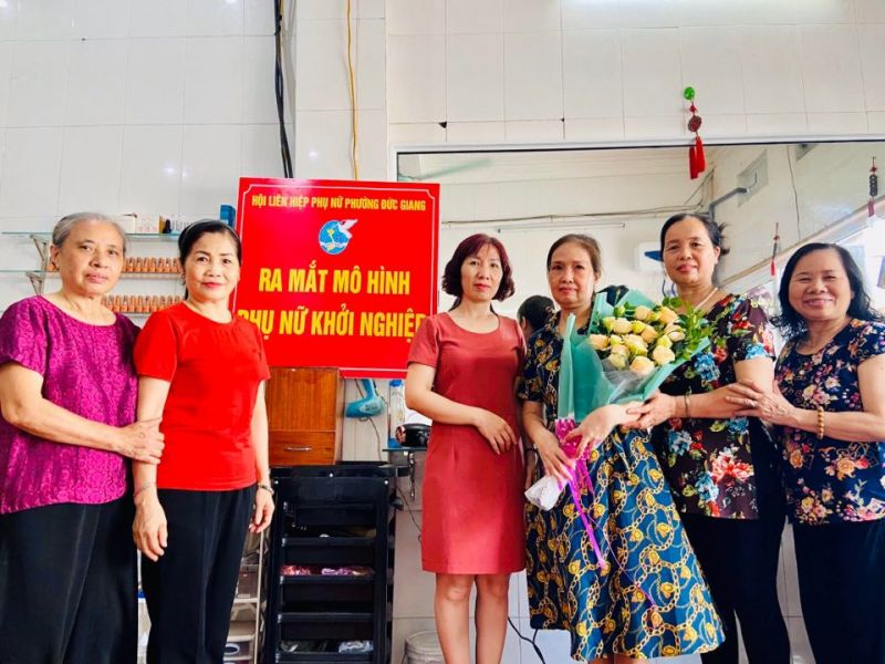 Mô hình phụ nữ khởi sự kinh doanh tại chi hội số 7, các đại biểu tặng hoa chúc mừng mô hình của phụ nữ sẽ thành công trong thời gian tới