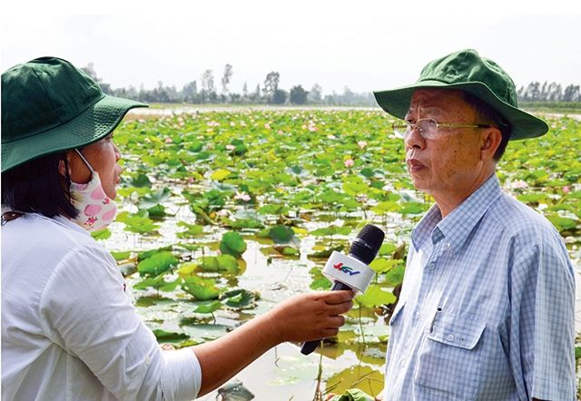 33 tuổi đời, trong đ&oacute; c&oacute; 10 năm tuổi nghề, nh&agrave; b&aacute;o trẻ Phạm Thị H&agrave; Linh (trong ảnh, b&ecirc;n tr&aacute;i)
