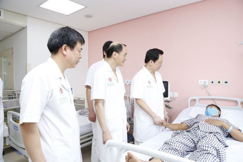 Các bác sĩ thăm hỏi, động viên bệnh nhân sau khi phẫu thuật