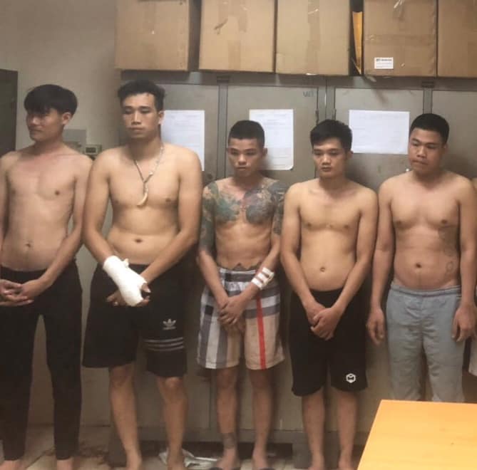 Khởi tố 2 nhóm thanh niên hỗn chiến, tranh giành địa bàn dán quảng cáo - ảnh 1