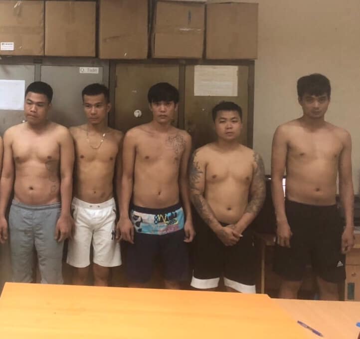 2 nh&oacute;m thanh ni&ecirc;n hỗn chiến v&igrave; tranh gi&agrave;nh địa b&agrave;n d&aacute;n quảng c&aacute;o