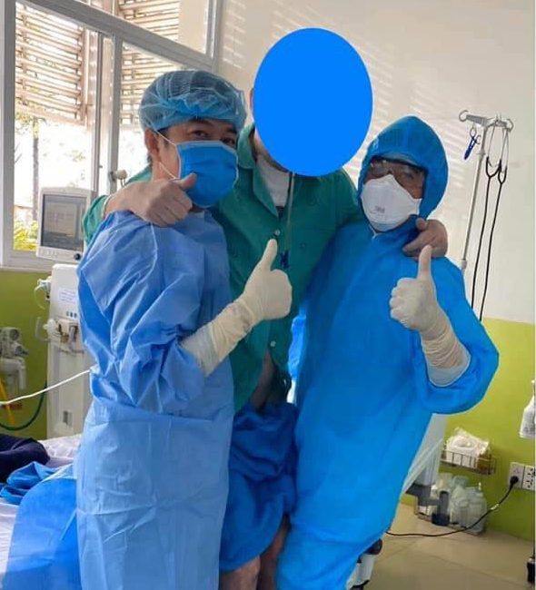 Phi công người Anh được tập đi dưới sự trợ giúp các các y bác sĩ.