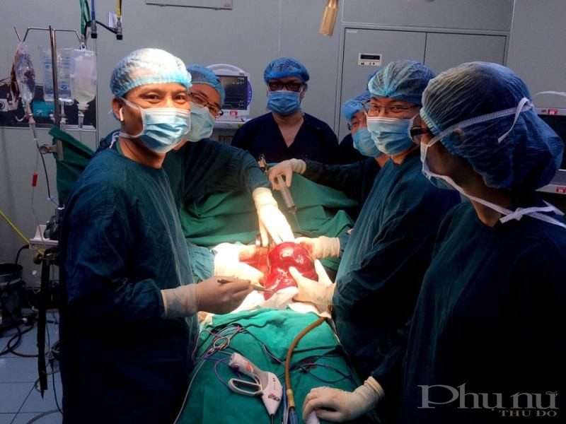 Khối u nặng 3 kg được các bác sĩ  Khối u nặng 3 kg được các bác sĩ