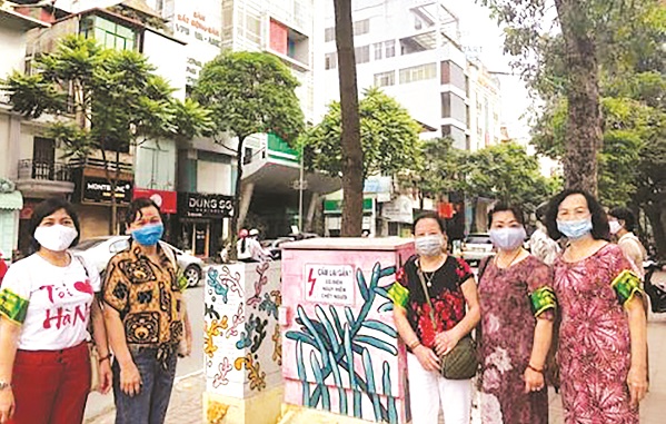 Cán bộ hội viên phụ nữ quận Hai Bà Trưng với công trình vẽ tranh trên các tủ điện
