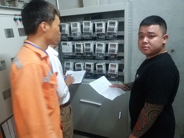 Anh Trương Xu&acirc;n Phong c&ugrave;ng c&aacute;n bộ điện lực H&agrave; Đ&ocirc;ng  kiểm tra c&ocirc;ng tơ điệnẢnh: Hải Hải