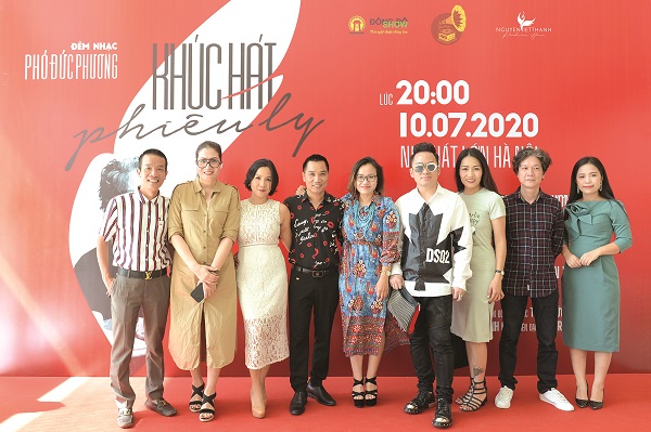 Ca sĩ Mỹ Linh - T&ugrave;ng Dương v&agrave; &ecirc; k&iacute;p thực hiện chương tr&igrave;nh