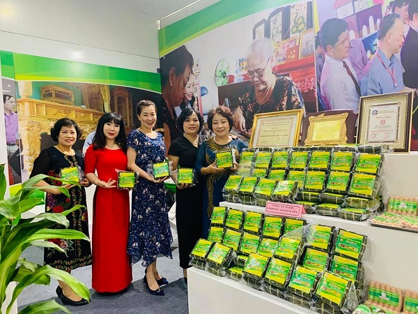 Sản phẩm bánh chưng xanh của công ty TNHH thương mại Hải Yến được công nhận đạt chuẩn OCOP 4 sao cấp thành phố năm 2020