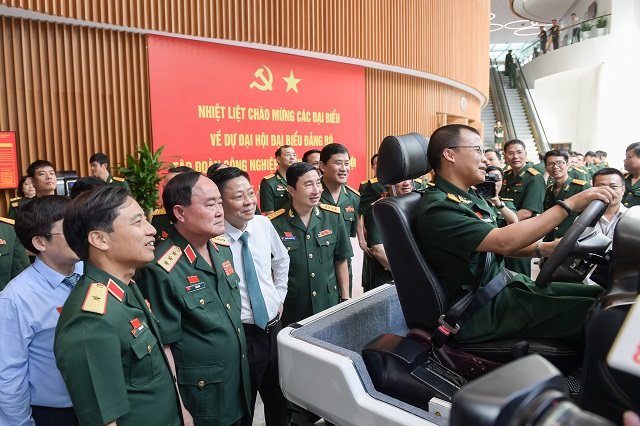 Các đại biểu tham quan mô hình lái xe VOTO.