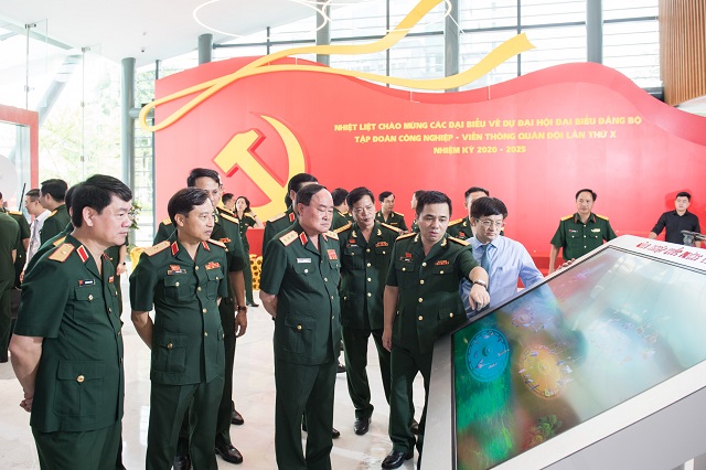 Các mô hình mô phỏng công nghệ cao của Viettel được trưng bày tại Đại hội.