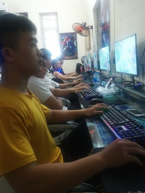 Những gương mặt trẻ măng, “cày” game rất chăm chú 	Ảnh: Hải Hải