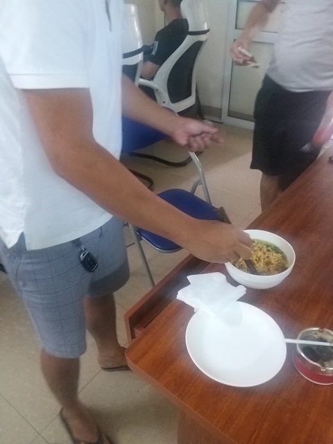 Thức ăn nhanh phục vụ tại chỗ 	Ảnh: Hải Hải