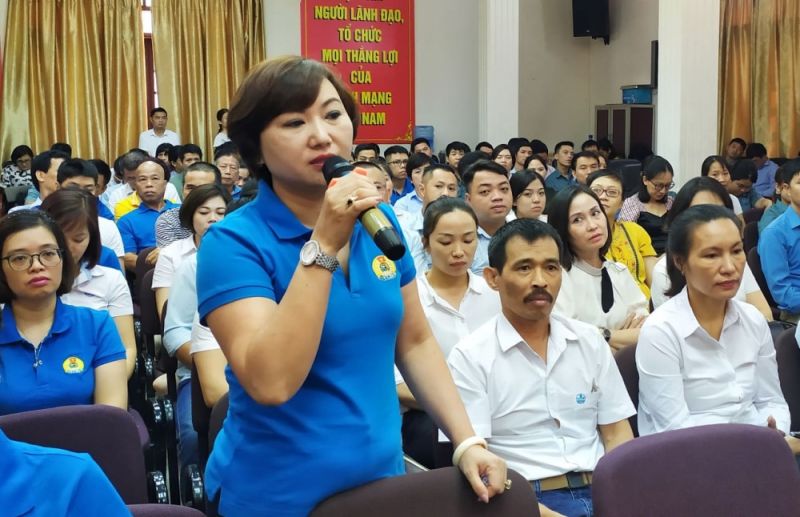 Đại diện người lao động đặt câu hỏi.