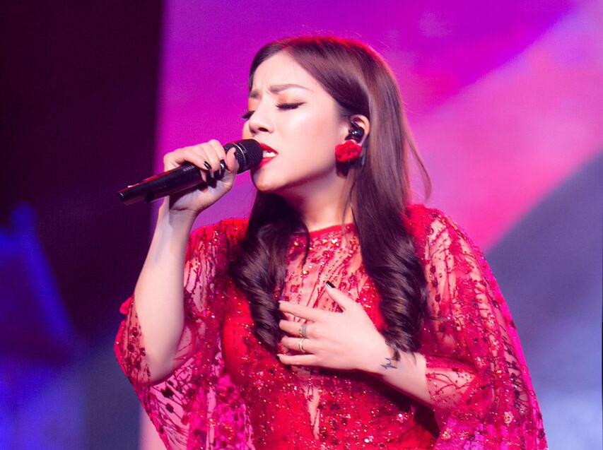 Minh Chuyên là giọng hát trẻ dành được nhiều lời khen từ nhạc sỹ Phú Quang khi hát nhạc của ông