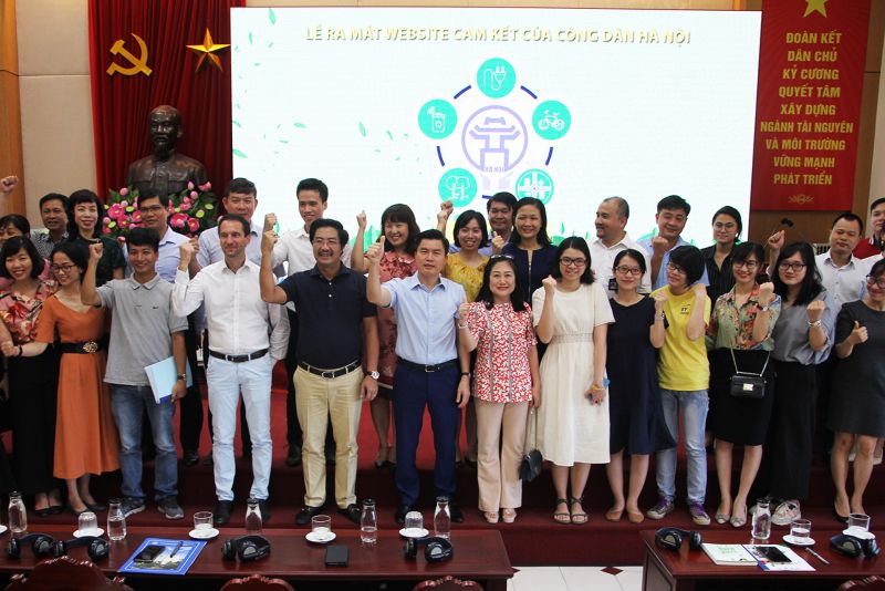 Các đại biểu tham dự Hội nghị chụp ảnh lưu niệm thể hiện tinh thần chung tay vì môi trường. Các đại biểu tham dự Hội nghị chụp ảnh lưu niệm thể hiện tinh thần chung tay vì môi trường.
