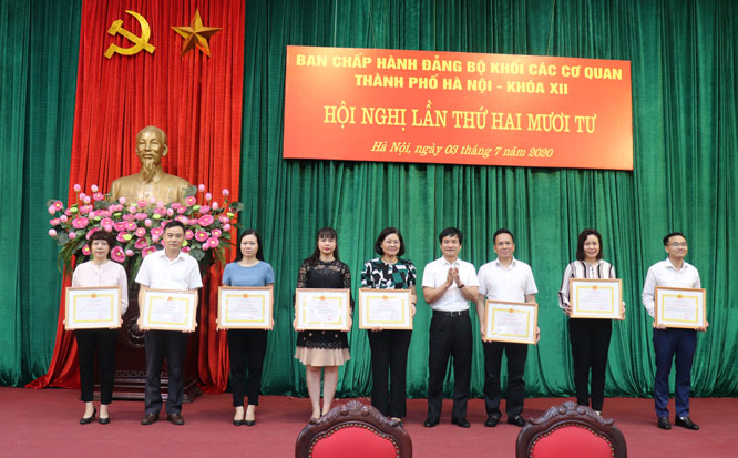 10 tập thể tiêu biểu trong thực hiện Chỉ thị số 05-CT/TƯ của Bộ Chính trị được nhận Giấy khen. 10 tập thể tiêu biểu trong thực hiện Chỉ thị số 05-CT/TƯ của Bộ Chính trị được nhận Giấy khen.