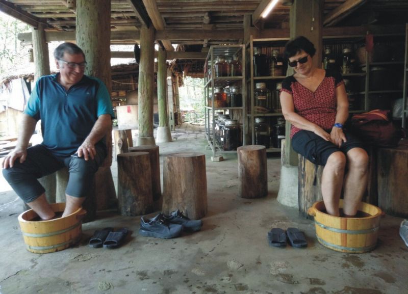 Du khách trải nghiệm dịch vụ ngâm chân bằng thuốc tại Làng du lịch sinh thái Thái Hải - mô hình du lịch cộng đồng bảo tồn văn hóa Tày, Nùng được  du khách yêu thích khi đến Thái Nguyên Du khách trải nghiệm dịch vụ ngâm chân bằng thuốc tại Làng du lịch sinh thái Thái Hải - mô hình du lịch cộng đồng bảo tồn văn hóa Tày, Nùng được  du khách yêu thích khi đến Thái Nguyên