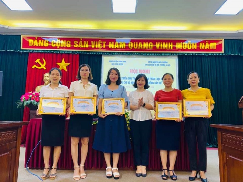 Dịp này Hội LHPN huyện  khen thưởng các tập thể, cá nhân tham gia cuộc thi “Tìm hiểu dịch covid -19 và những tác động đến phụ nữ và trẻ em” do Hội LHPN Hà Nội tổ chức và  mô hình “Văn phòng xanh - thân thiện với môi trường” do Hội LHPN huyện Đông Anh tổ chức