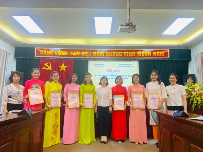 Hội LHPN huyện Đông Anh trao giải cho hội viên phụ nữ đạt giải trong cuộc thi 