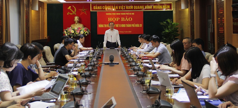 Phó Chủ tịch Thường trực HĐND TP Hà Nội thông tin tại cuộc họp báo.