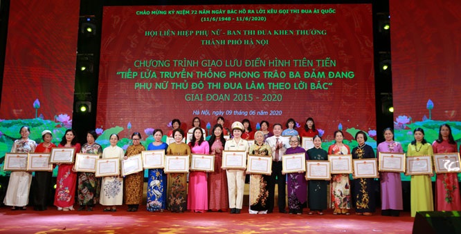 Hội LHPN Hà Nội biểu dương khen thưởng các tập thể cá nhân trong phong trào thi đua yêu nước giai đoạn 2015-2020