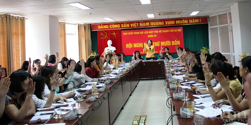 Các đại biểu bầu biểu quyết kiện toàn BCH, BTV Hội LHPN Hà Nội khóa XV