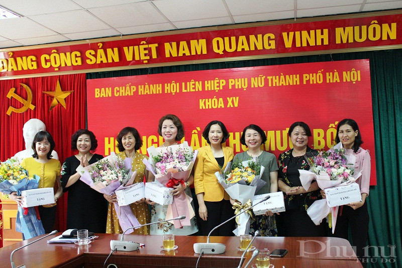 Đại diện lãnh đạo Hội LHPN Hà Nội tặng hoa chia tay các đồng chí nghỉ hưu và chuyển công tác, thôi không tham gia BCH Hội LHPN Hà Nội khóa XV.