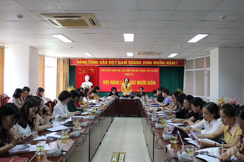 Đồng chí Lê Kim Anh- Chủ tịch Hội LHPN Hà Nội phát biểu chỉ đạo hội nghị