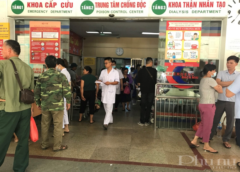 Ngày nắng nóng, BV Bạch Mai tiếp nhận không ít trường hợp nhập viện vì ngộ độc thực phẩm.