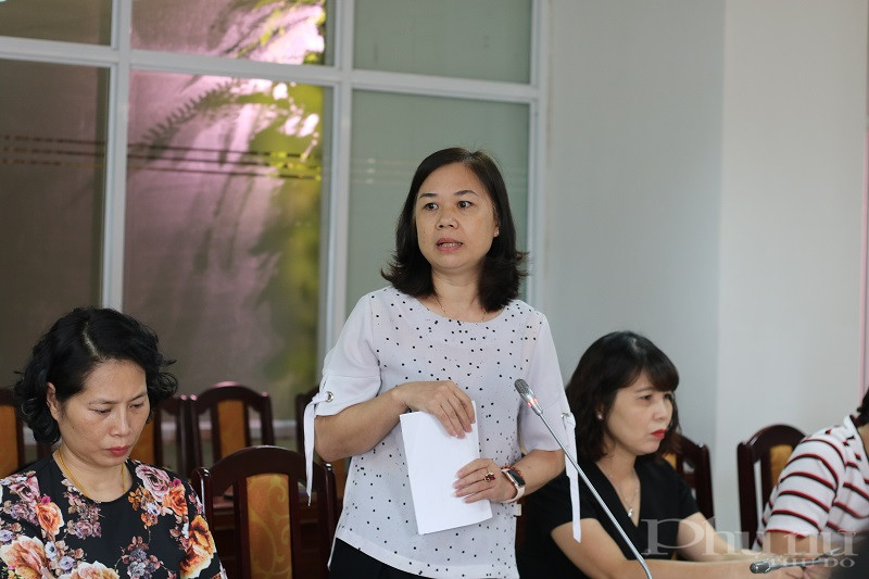 Đồng chí Ngô Thị Thúy Hằng- Phó Chủ tịch Hội LHPN Đông Anh chia sẻ một số mô hình tập hợp nữ lao động nhập cư trên địa bàn