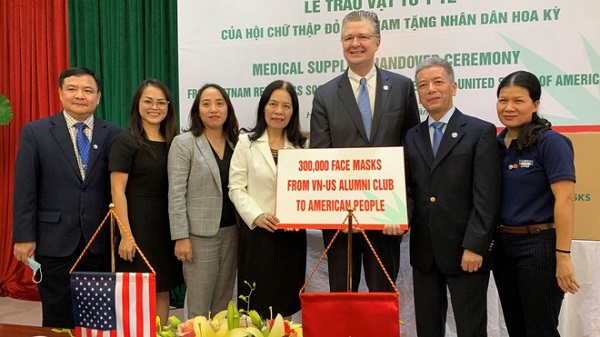 Đại sứ Mỹ Daniel J.Kritenbrink tiếp nhận quà từ Việt Nam trong cuộc chiến chống Covid-19. 	Ảnh: Đại sứ quán Mỹ Đại sứ Mỹ Daniel J.Kritenbrink tiếp nhận quà từ Việt Nam trong cuộc chiến chống Covid-19. 	Ảnh: Đại sứ quán Mỹ