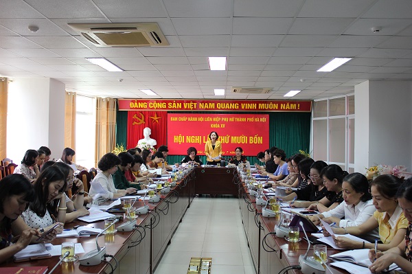 Đồng ch&iacute; L&ecirc; Kim Anh - B&iacute; thư Đảng đo&agrave;n, Chủ tịch Hội LHPN H&agrave; Nội chủ tr&igrave; hội nghị