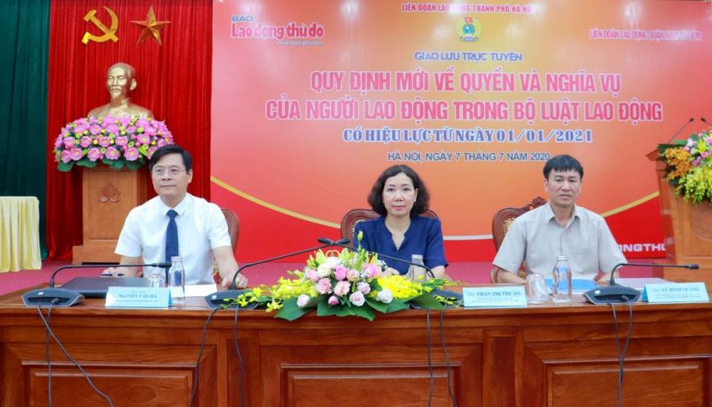 Ông Lê Đình Quảng - Phó Trưởng ban Quan hệ lao động, Tổng Liên đoàn Lao động Việt Nam;  Luật sư, Thạc sĩ Nguyễn Văn Hà - Đoàn Luật sư thành phố Hà Nội; bà Trần Thị Thu Hà - Phó Trưởng phòng chế độ, Bảo hiểm xã hội thành phố Hà Nội trả lời thỏa đáng những thắc mắc của người lao động