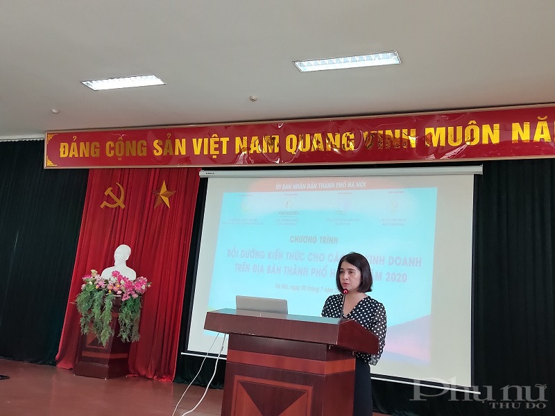 Đồng chí Nguyễn Lệ Hằng- Chủ tịch Hội LHPN quận Hoàng Mai phát biểu tại lớp bồi dưỡng