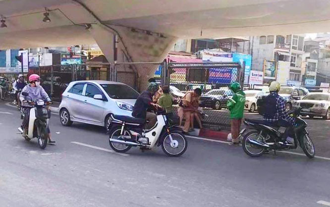 Lái xe không chấp hành hiệu lệnh, kéo lê Cảnh sát giao thông trên đường - ảnh 1