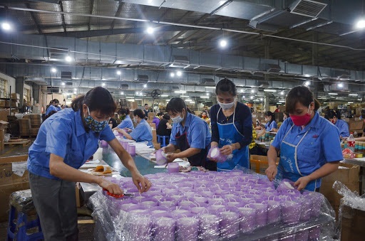 Sau Luật Cán bộ, công chức và Luật Viên chức, người lao động sẽ chịu tác động bởi Bộ luật Lao động 2019 sửa đổi áp dụng ngày 1/1/2021.