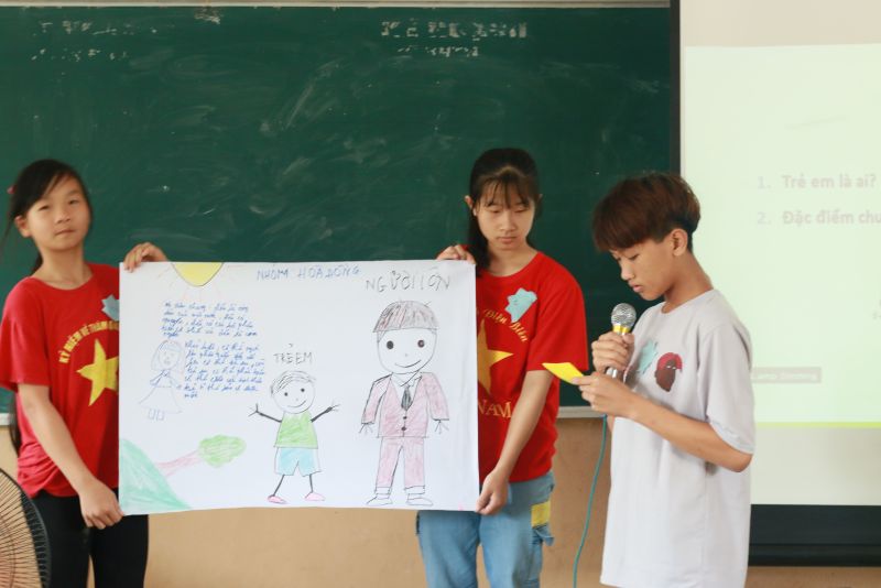 Các em học sinh được làm quen và rèn luyện kĩ năng thuyết trình