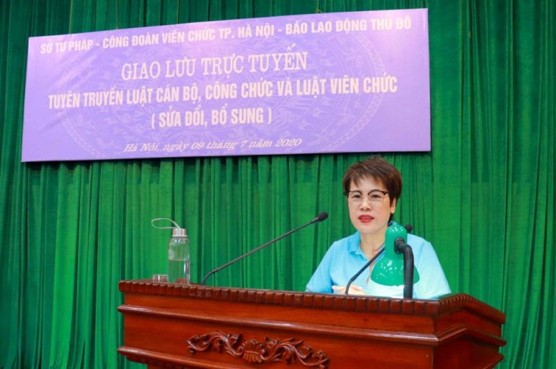 Tổng Biên tập báo Lao động Thủ đô Lê Thị Bích Ngọc: Buổi giao lưu sẽ giúp người lao động có thêm kiến thức về những điểm mới của Bộ Luật thông qua việc hỏi – đáp trực tiếp từ các chuyên gia