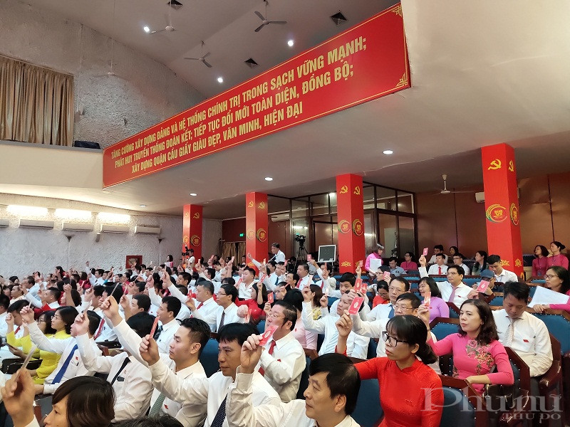 Các đại biểu biếu quyết thông qua danh sách bầu BCH đảng bộ quận khóa VI