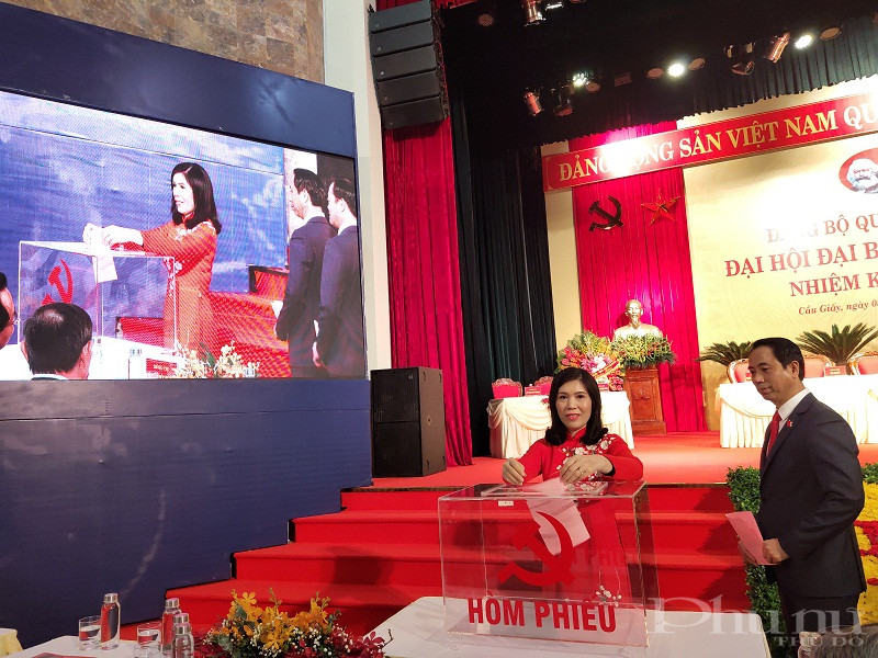 Kết thúc phiên khai mạc buổi sáng, Đại hội đã tiến hành bầu Ban Chấp hành đảng bộ quận khóa VI, nhiệm kỳ 2020-2025