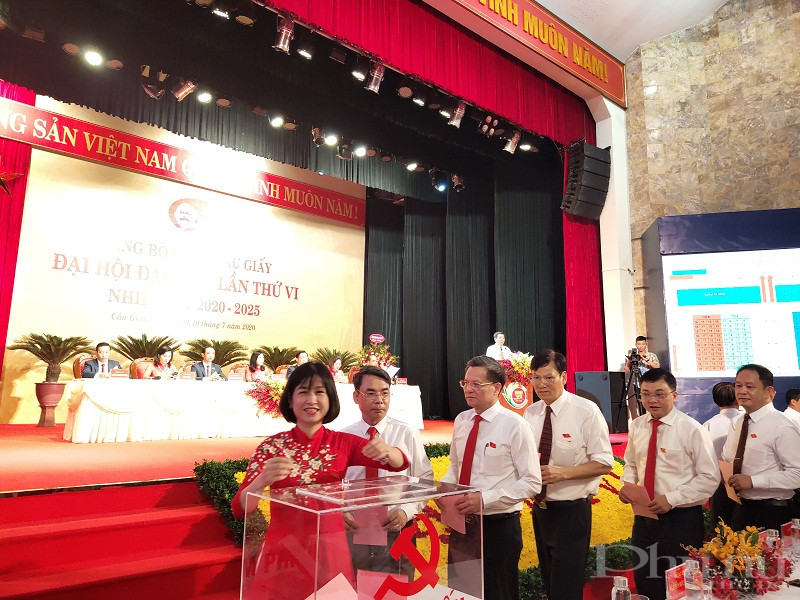 Đại hội tiến hành bỏ phiếu bầu BCH đảng bộ quận khóa VI