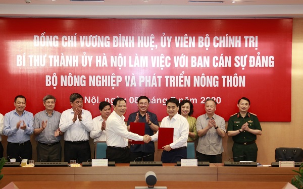 Bộ trưởng Bộ NN&PTNT Nguyễn Xuân Cường và Chủ tịch UBND TP. Hà Nội Nguyễn Đức Chung ký kết Biên bản ghi nhớ hợp tác. Ảnh: Gia Huy