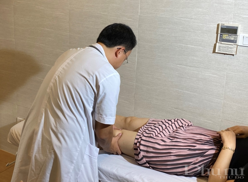 BS Bùi Văn Dũng kiểm tra tình trạng suy giãn tĩnh mạch chi dưới của bệnh nhân T.