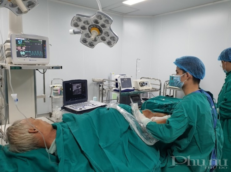 BS Bùi Văn Dũng điều trị suy giãn tĩnh mạch chi dưới bằng phương pháp laser cho bệnh nhân.