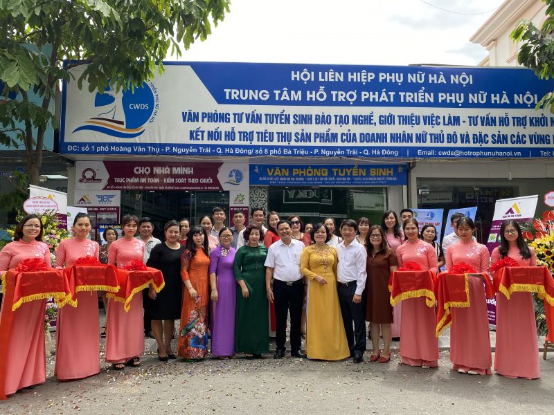 Các đồng chí lãnh đạo: Lê Thị Thiên Hương (áo dài xanh), Tạ Văn Tường, Nguyễn Thị Hảo cắt băng khai trương Văn phòng tuyển sinh đào tạo dạy nghề, giới thiệu việc làm, hỗ trợ khởi nghiệp và Điểm kết nối Chonhaminh.gov.vn