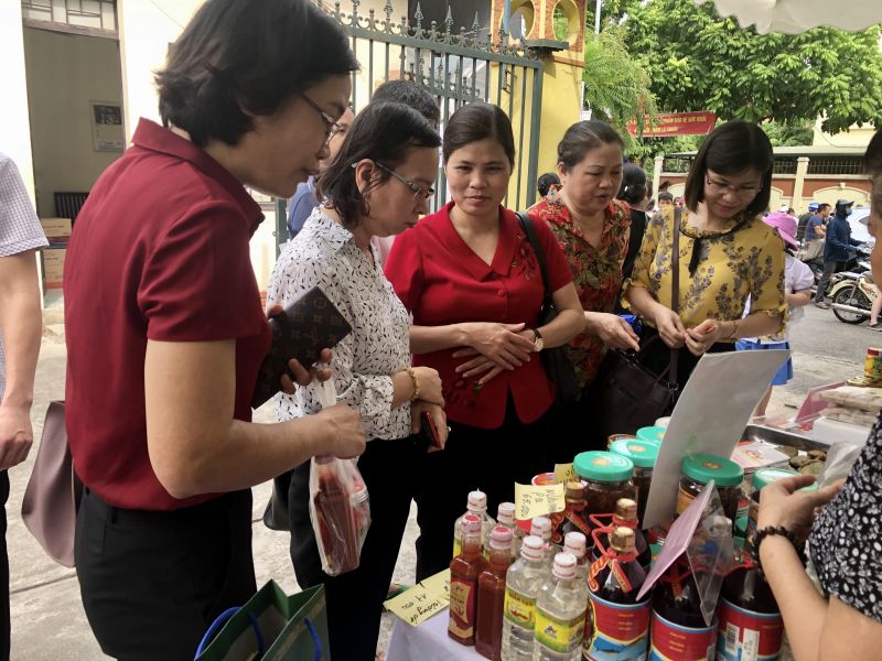 Người bán, người mua tấp nập tại các gian hàng trong sự kiện khai trương Điểm kết nối tiêu thụ sản phẩm an toàn